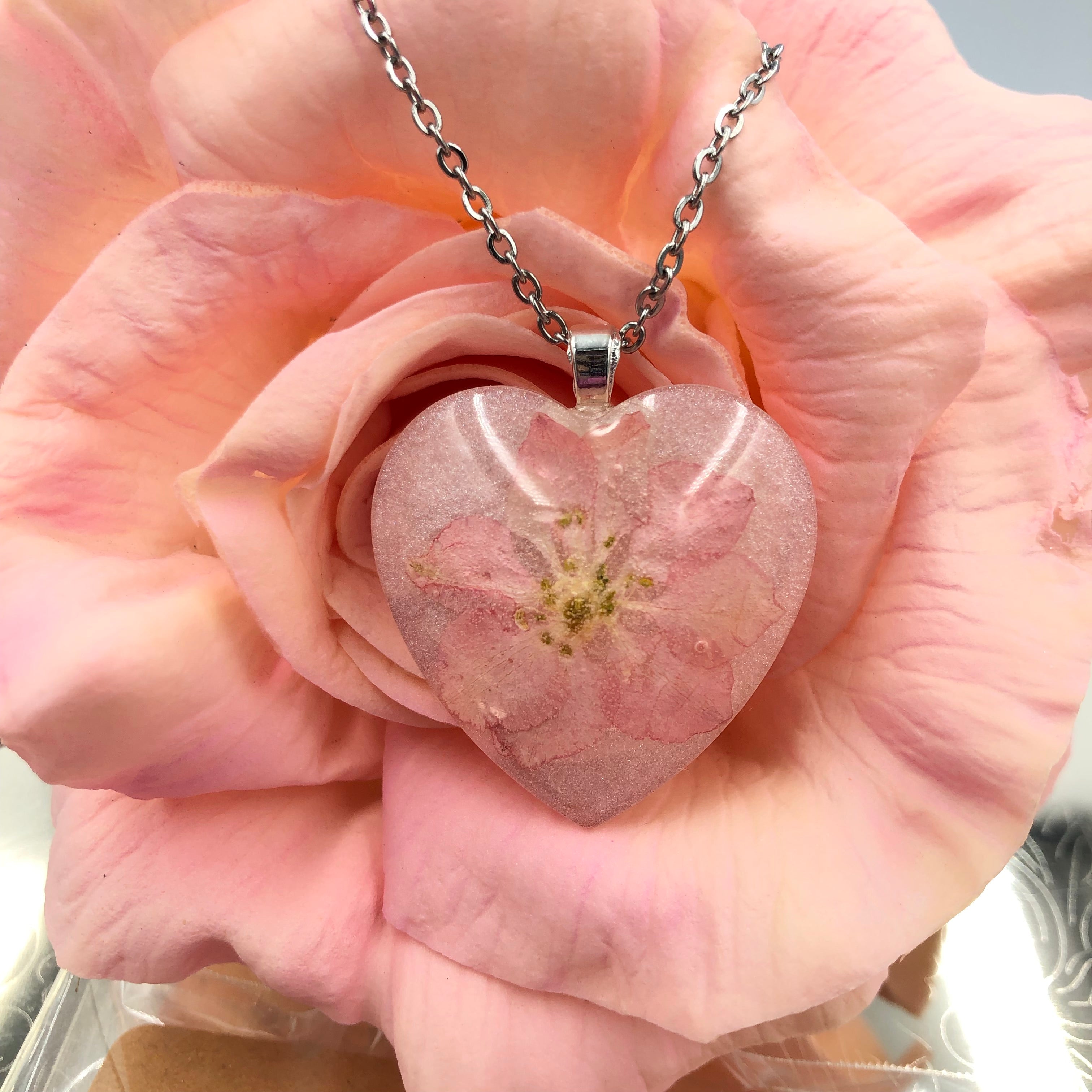 Wholesale Dainty Rose Necklace Resin Unique Nature Flower with